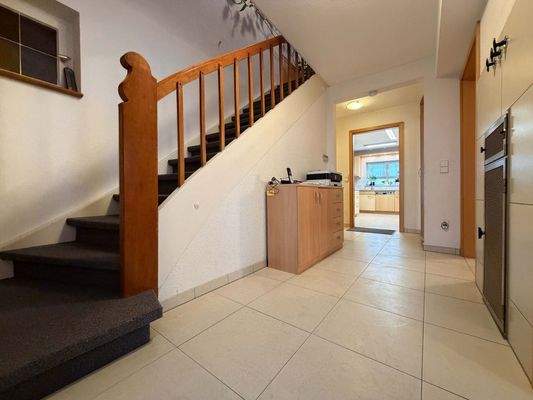 EG: Der Flur mit der massiven und gepflegten Holztreppe ins OG 