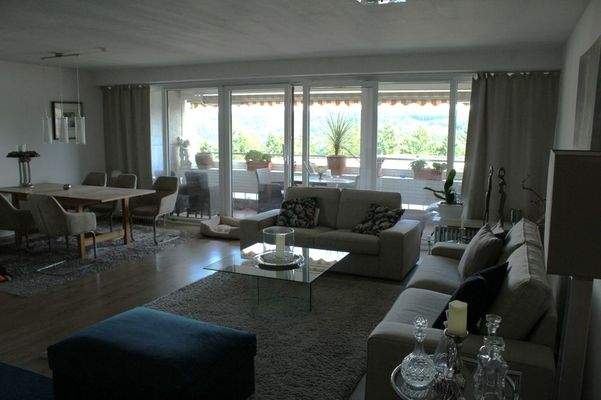 Helles Zimmer Dank der Fensterfront