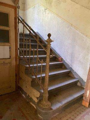 Massive Innentreppe Villa Nr. 7