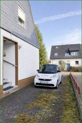 Einfahrt neben dem Eingang