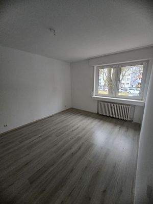 Leeres Zimmer mit Fenster