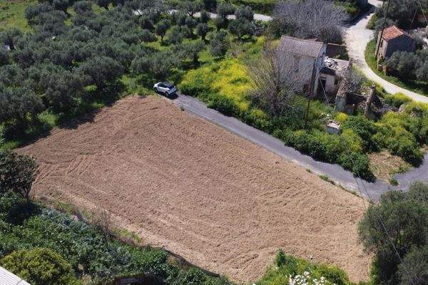 Kreta, Tavronitis: Grundstück mit hoher Bebaubarkeit in Meeresnähe zu verkaufen