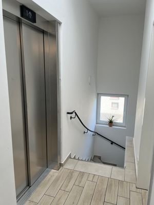 Fahrstuhl mit Treppenhaus