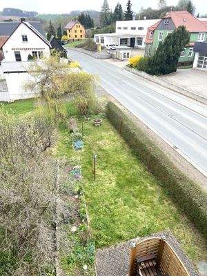 Blick aus dem Fenster in den Garten