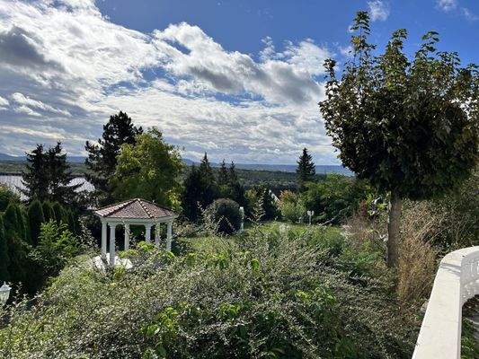 Gartenansicht mit Pavillon