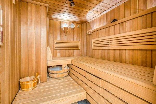 Hochwertige Klafs-Sauna aus edlem Holz für entspannte Wellnessmomente