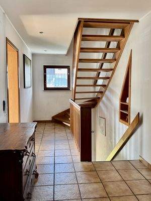 Flurbereich im 1. OG mit Treppe ins DG