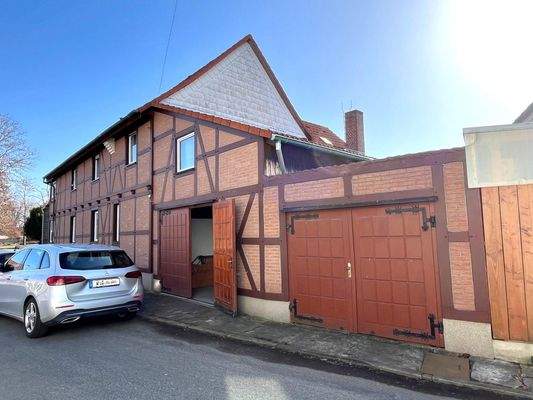 Zwei massive Garagen gehören dazu