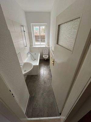 Kleines Badezimmer mit Wanne