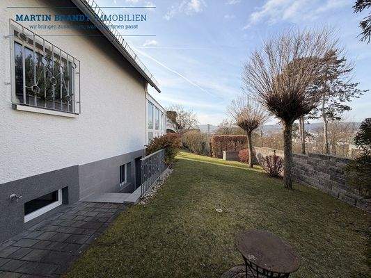 seitlicher Garten mit Kellerzugang 