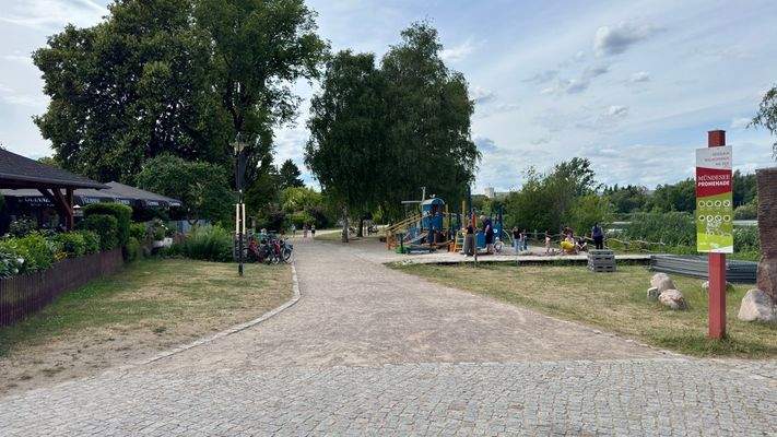 Mündesee-Promenade mit Spielplatz, Seezugang und Restaurant/ Eisdiele