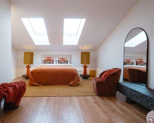 Moderne Dachgeschoss-Schlafzimmer