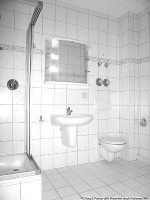 Bad mit Dusche und Fenster