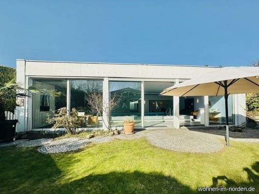 Garten mit Schwimmhalle