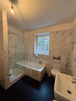 Bad mit Wanne und Dusche