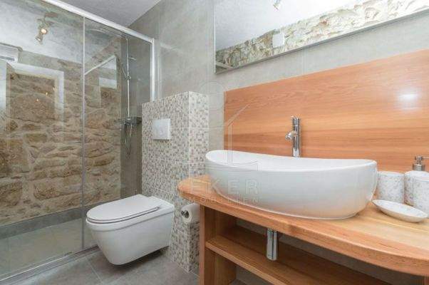 Jedes der vier Schlafzimmer hat ein eigenes Bad