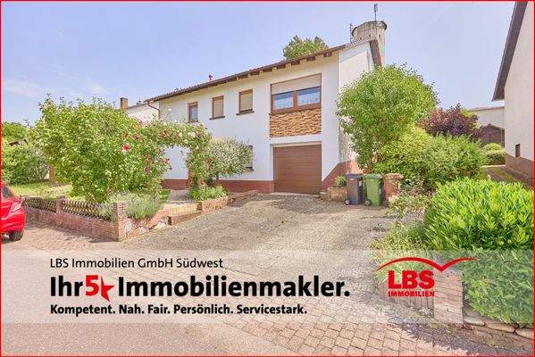 Frontansicht mit Blick auf Garagentor