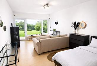 Schlafbereich mit Blick in den Wohnraum