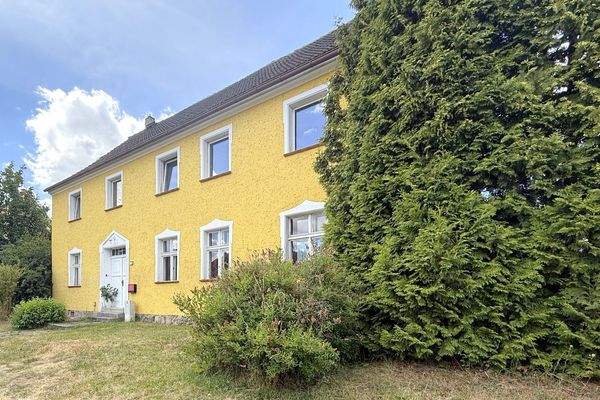 großes Zweifamilienhaus