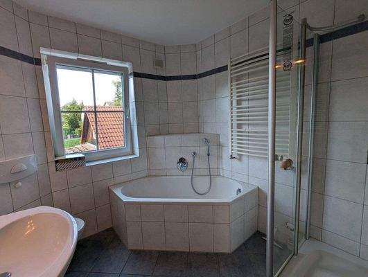 Badezimmer mit Badewanne
