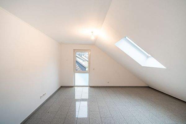 Das Wohnzimmer ist hell und freundlich.