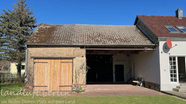 Angebaute Hofdurchfahrt mit Schuppen.jpg