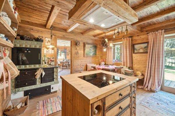 Die Küche mit Holzofen ...