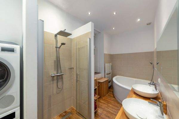 Badezimmer mit Fenster