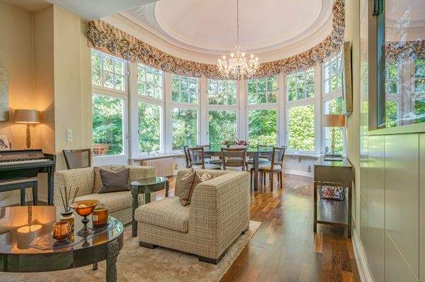 Offener Wohn- und Essbereich mit Erker