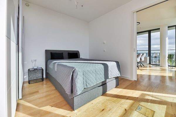 Clever abgetrenntes Schlafzimmer mit Zugang zum Balkon