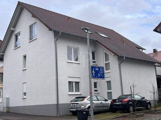 Außenansicht mit Stellplatz