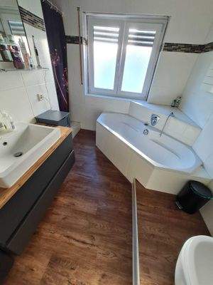 Bad mit Dusche und Wanne