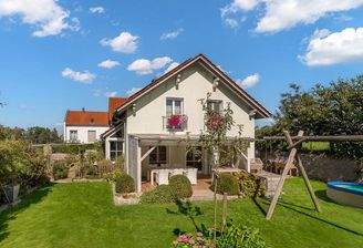 Gartenansicht mit Terrasse