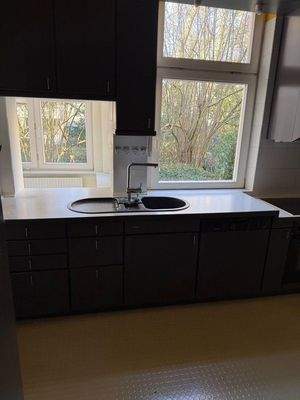 Küche mit Blick in den Garten