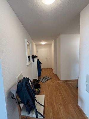 Flur mit Tür und Spiegel