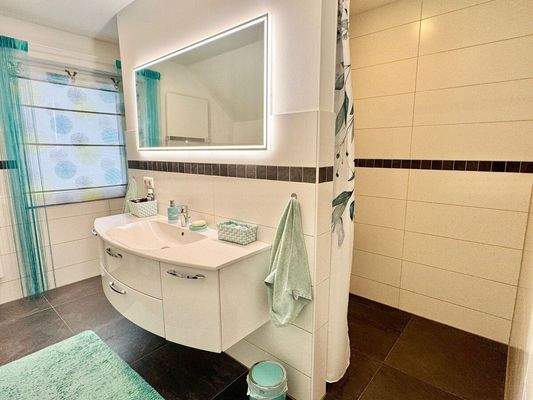 Hauptbad mit großer Dusche