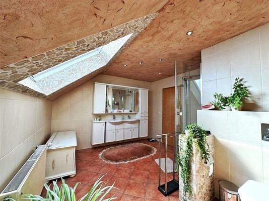 Tageslichtbad mit Wanne und Dusche im 1.Obergeschoss