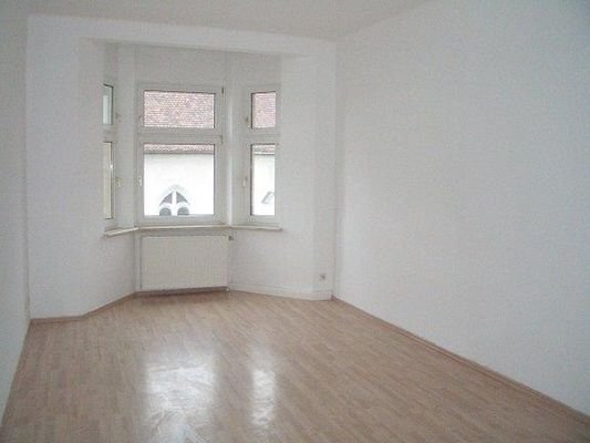helles Wohnzimmer mit Erker