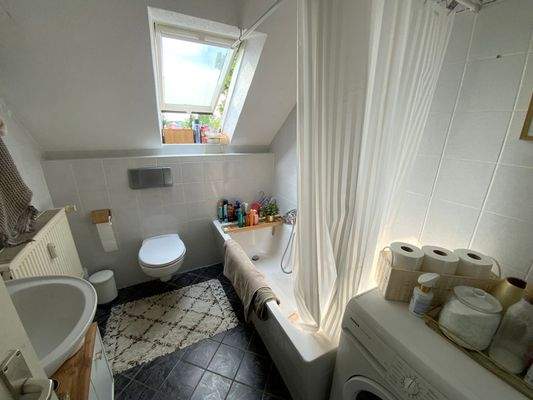 Badezimmer (2. OG / DG - links)