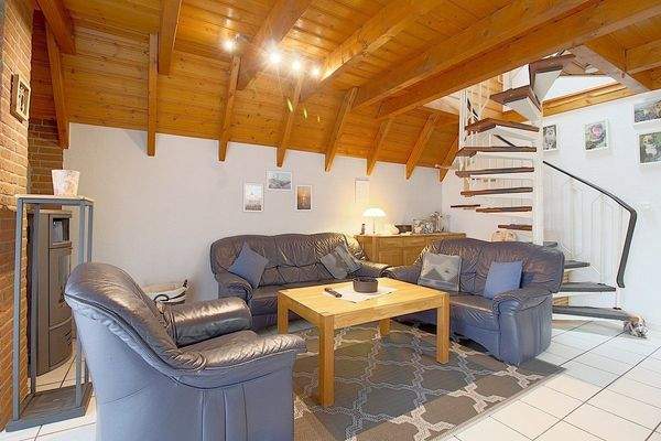 Wohnbereich und Treppenaufgang ins Dachgeschoss