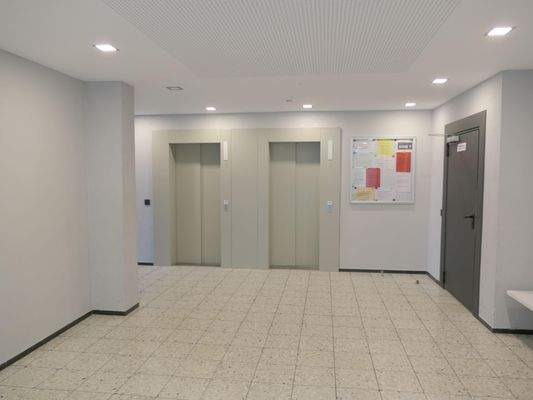 ...Zugang zu den Aufzügen