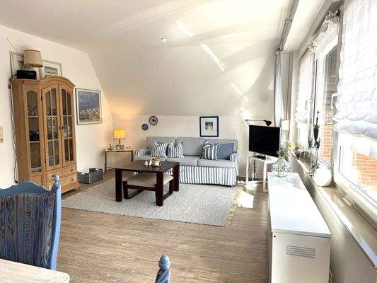 Wohn- und Esszimmer mit Zugang auf die Terrasse