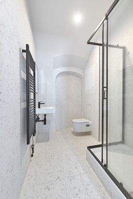 Bad mit Dusche und WC