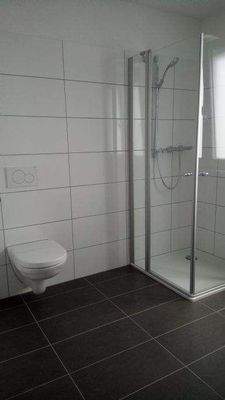 Bad mit Fenster und Dusche