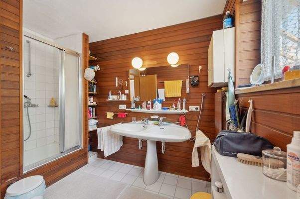 Badezimmer mit Dusche
