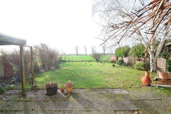 Ausblick in den Garten und das freie Feld