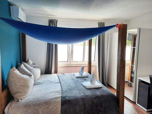 1. Schlafzimmer mit Himmelbett