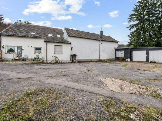 Rückansicht mit Garagen