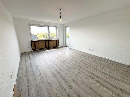 Wohnzimmer mit Balkon-Zugang