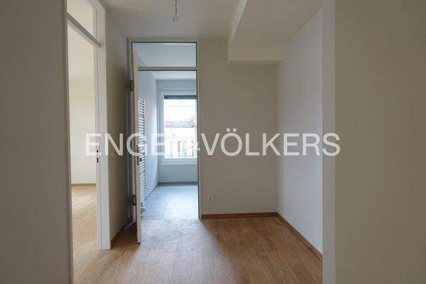 Der breite Flur mit Zugang zum Schlafzimmer und Bad